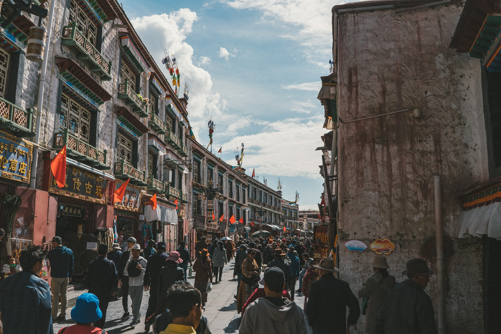 Busy streets near Jokhang