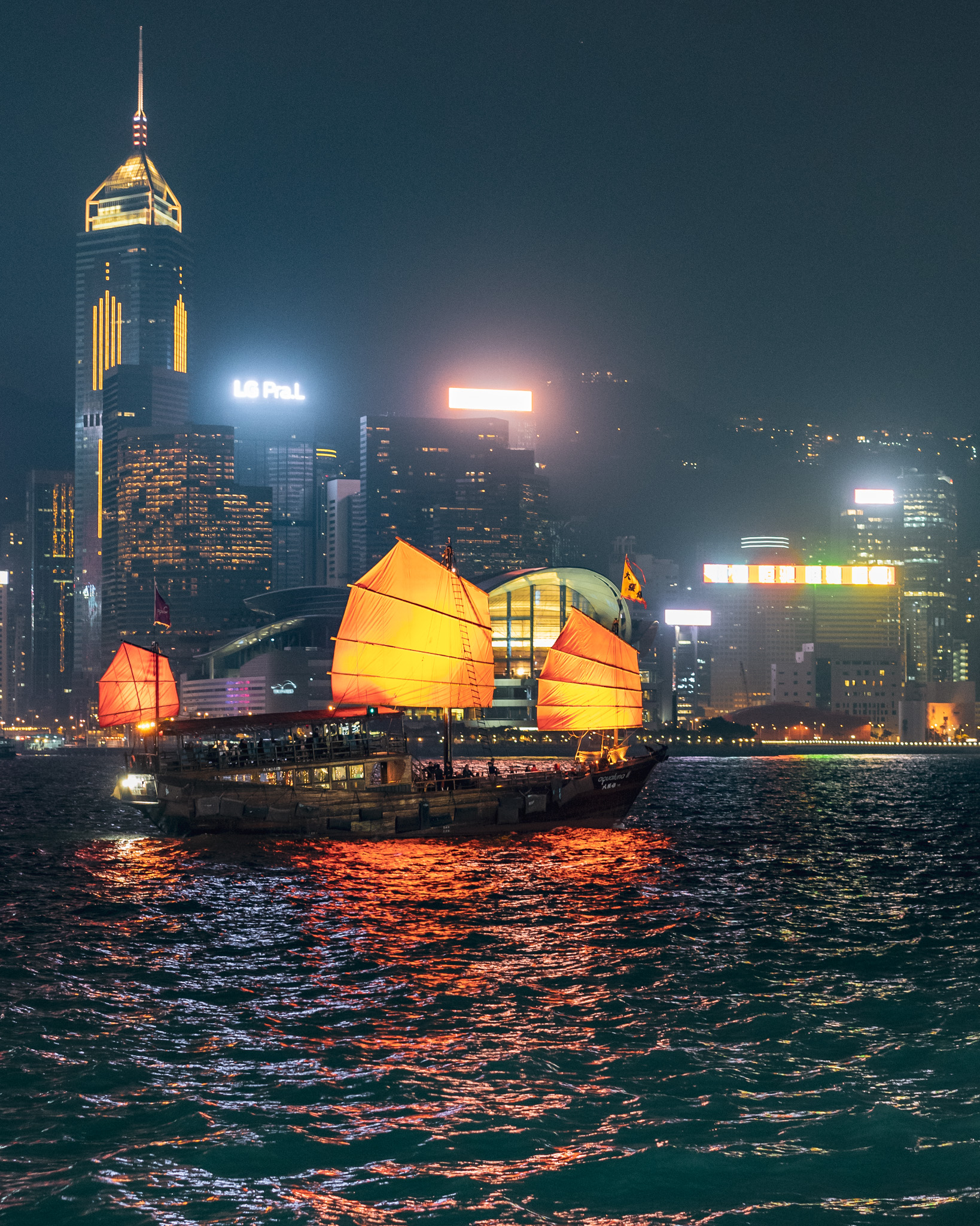 Hong Kong Junk Boat und Skyline bei Nacht