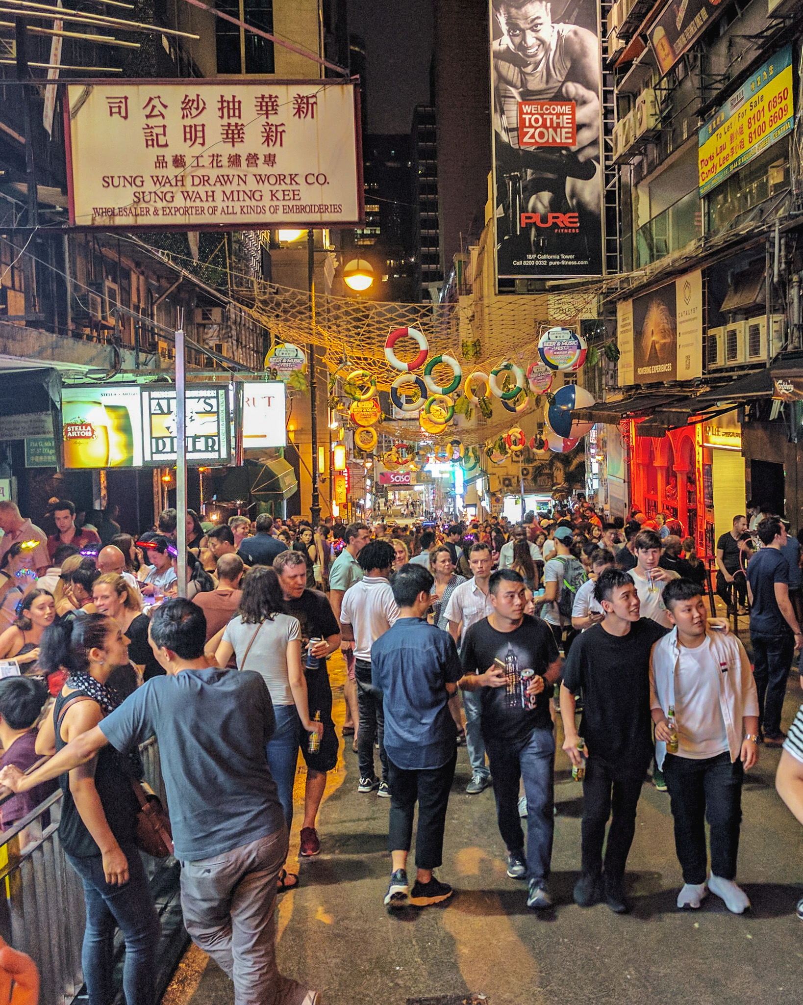  perjantai-ilta Lan Kwai Fongissa